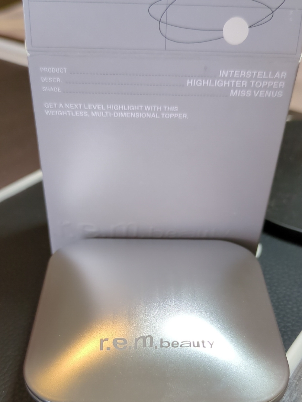 r.e.m. beauty Interstellar Highlighter Topper - Miss Venus (Silver/Gold Shift)